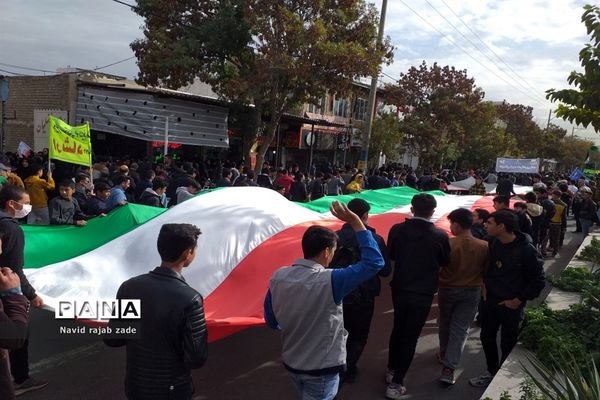 حضور پرشور دانش‌آموزان در راهپیمایی ۱۳ آبان
