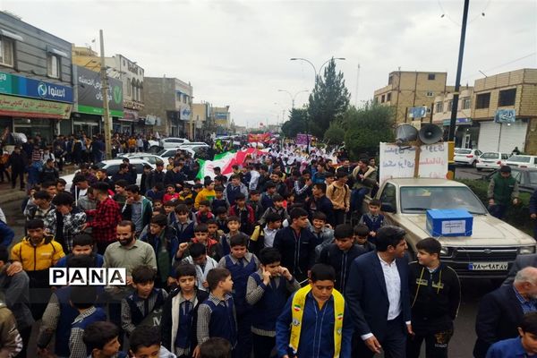 حضور فرهنگیان و دانش‌آموزان شهرستان طارم در راهپیمایی ۱۳آبان