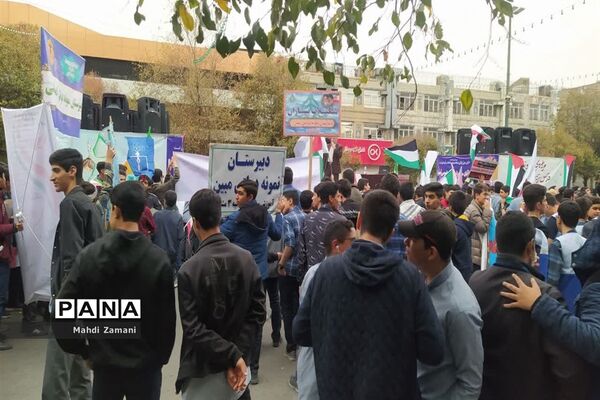 حضور دبیرستان نمونه‌دولتی مبین در راهپیمایی 13 آبان