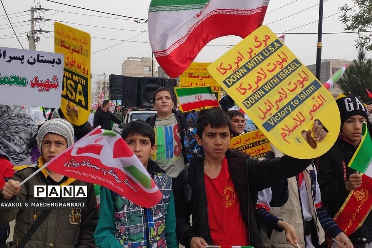 راهپیمایی روز دانش‌آموز در قائمشهر/فیلم