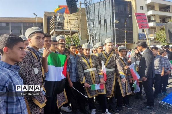 حضور مسئولین و دانش‌آموزان شیرازی در راهپیمایی روز دانش‌آموز