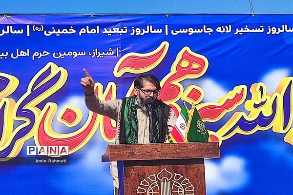 حضور مسئولین و دانش‌آموزان شیرازی در راهپیمایی روز دانش‌آموز