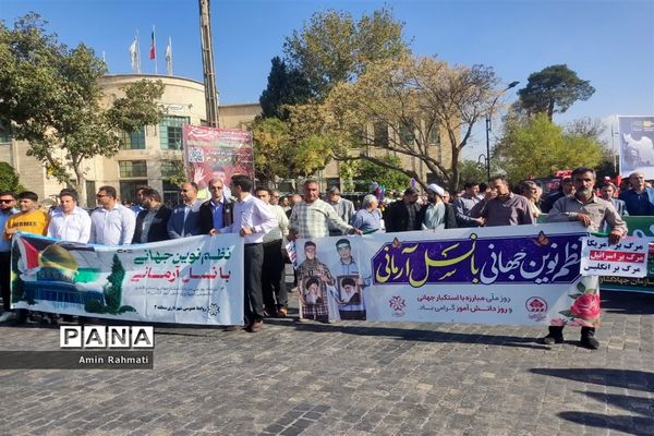 حضور مسئولین و دانش‌آموزان شیرازی در راهپیمایی روز دانش‌آموز