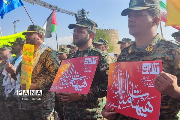 حضور مسئولین و دانش‌آموزان شیرازی در راهپیمایی روز دانش‌آموز
