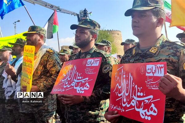 حضور مسئولین و دانش‌آموزان شیرازی در راهپیمایی روز دانش‌آموز