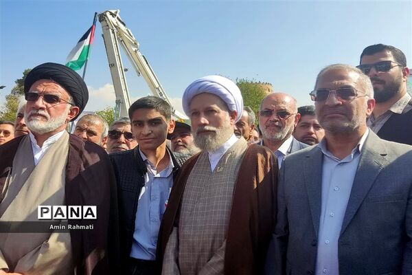 حضور مسئولین و دانش‌آموزان شیرازی در راهپیمایی روز دانش‌آموز