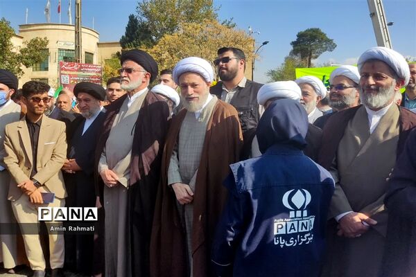حضور مسئولین و دانش‌آموزان شیرازی در راهپیمایی روز دانش‌آموز