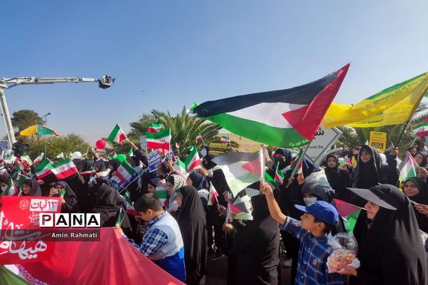 حضور مسئولین و دانش‌آموزان شیرازی در راهپیمایی روز دانش‌آموز