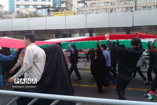 حضور دانش‌آموزان دبیرستان مهشید مصلی نژاد در راهپیمایی ۱۳ آبان