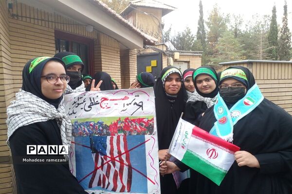 حضور دانش‌آموزان دبیرستان مهشید مصلی نژاد در راهپیمایی ۱۳ آبان