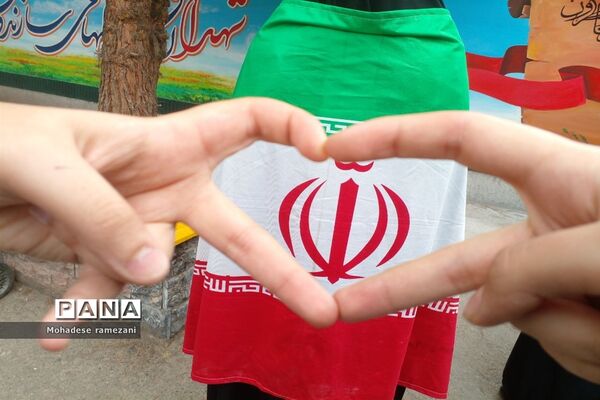 حضور دانش‌آموزان دبیرستان مهشید مصلی نژاد در راهپیمایی ۱۳ آبان
