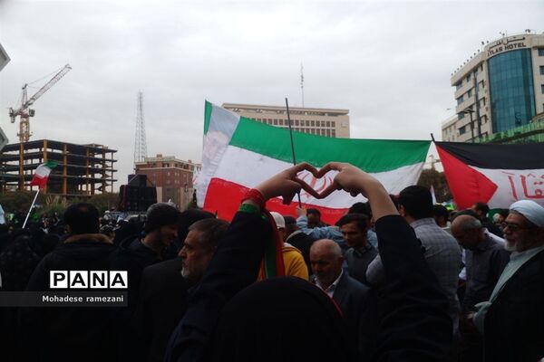 حضور دانش‌آموزان دبیرستان مهشید مصلی نژاد در راهپیمایی ۱۳ آبان