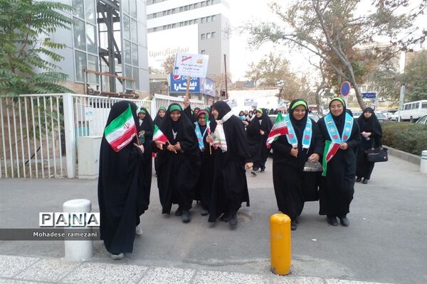 حضور دانش‌آموزان دبیرستان مهشید مصلی نژاد در راهپیمایی ۱۳ آبان