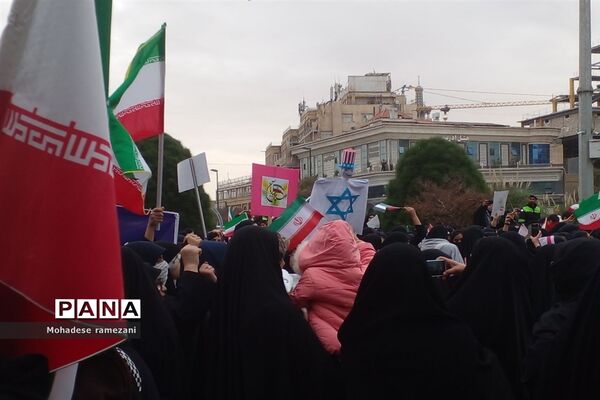 حضور دانش‌آموزان دبیرستان مهشید مصلی نژاد در راهپیمایی ۱۳ آبان