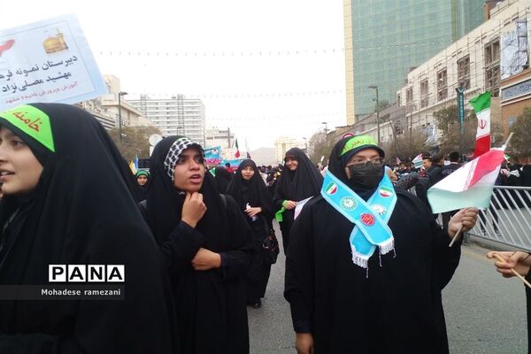 حضور دانش‌آموزان دبیرستان مهشید مصلی نژاد در راهپیمایی ۱۳ آبان