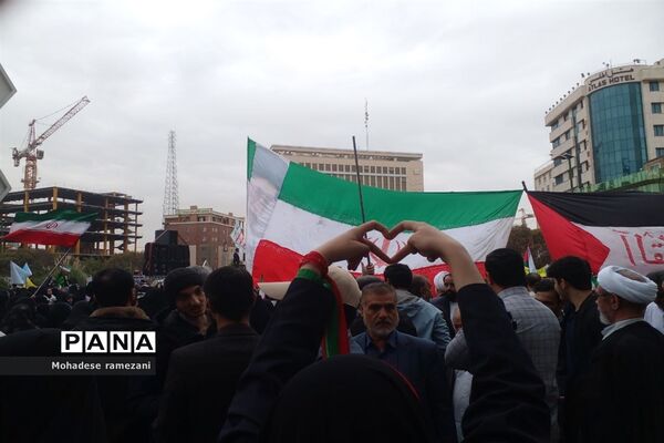 حضور دانش‌آموزان دبیرستان مهشید مصلی نژاد در راهپیمایی ۱۳ آبان