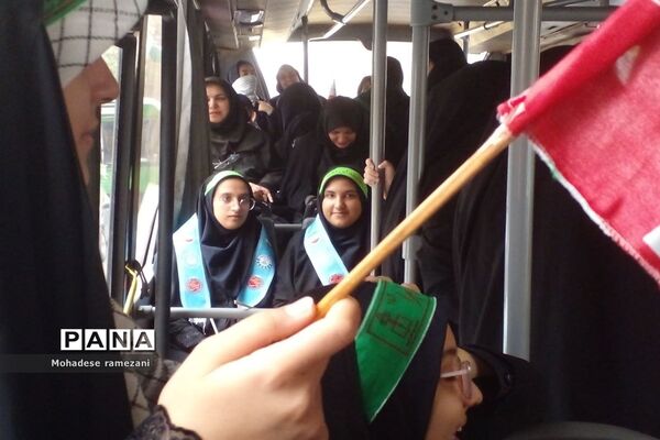 حضور دانش‌آموزان دبیرستان مهشید مصلی نژاد در راهپیمایی ۱۳ آبان