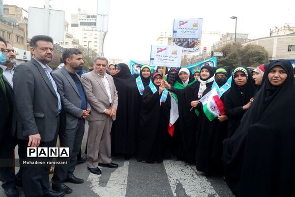 حضور دانش‌آموزان دبیرستان مهشید مصلی نژاد در راهپیمایی ۱۳ آبان