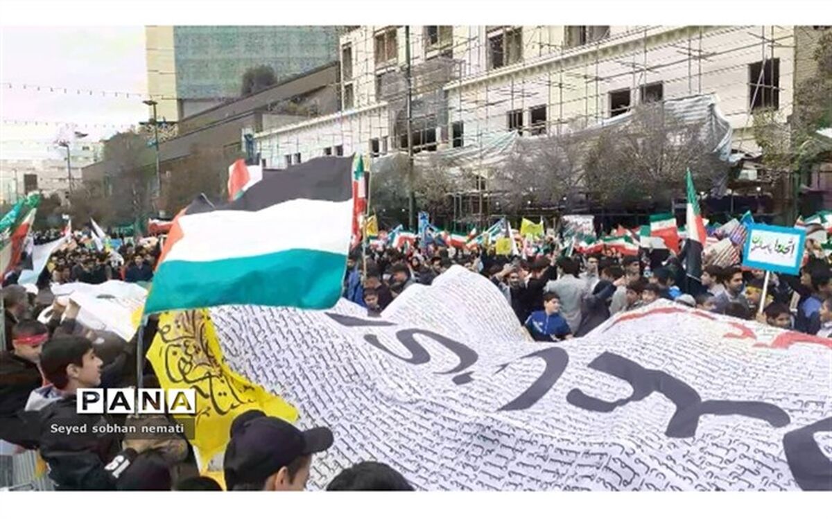 حضور پرشور دانش آموزان در مراسم راهپیمایی ۱۳ آبان /فیلم