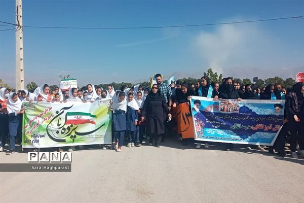 راهپیمایی یوم الله ۱۳ آبان با حضور گسترده مسئولان و دانش‌آموزان منطقه درودزن