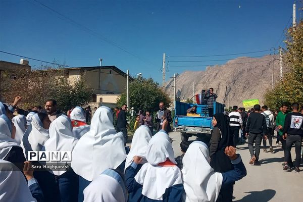 راهپیمایی یوم الله ۱۳ آبان با حضور گسترده مسئولان و دانش‌آموزان منطقه درودزن