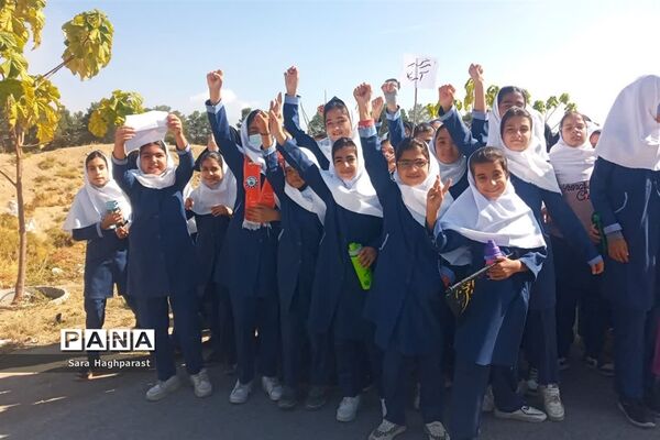 راهپیمایی یوم الله ۱۳ آبان با حضور گسترده مسئولان و دانش‌آموزان منطقه درودزن