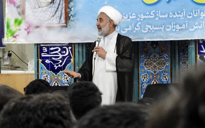 نشست صمیمی نائب رئیس مجلس شورای اسلامی با دانش‌آموزان در قم