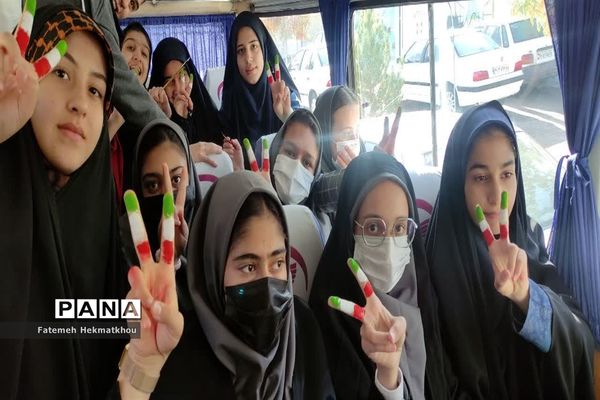 جشن بادکنک‌ها همزمان با گرامی‌داشت روز دانش‌آموز در آباده