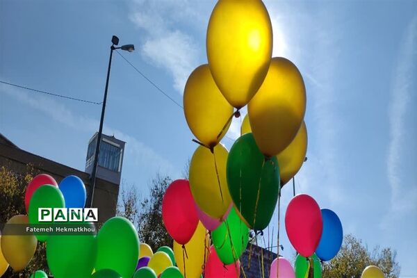 جشن بادکنک‌ها همزمان با گرامی‌داشت روز دانش‌آموز در آباده