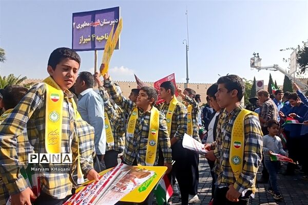 تجمع بزرگ ضد استکباری دانش‌آموزان در شیراز