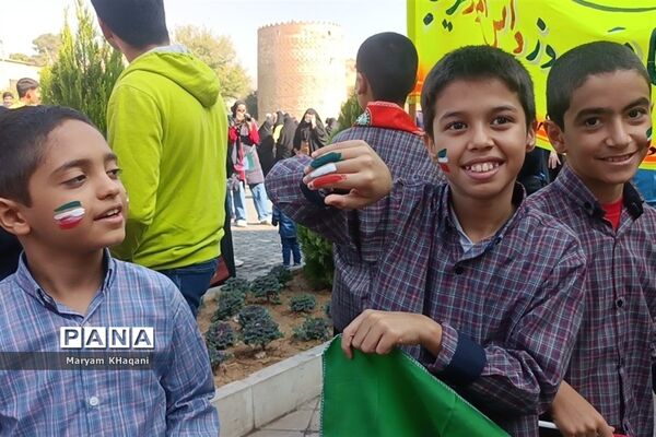 تجمع بزرگ ضد استکباری دانش‌آموزان در شیراز
