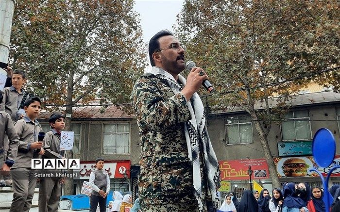 راهپیمایی ۱۳ آبان با حضور پرشور و نشاط دانش‌آموزان برگزار شد/فیلم