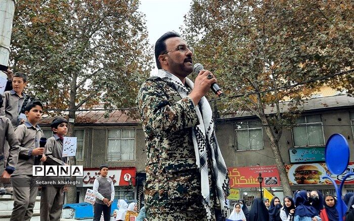 راهپیمایی ۱۳ آبان با حضور پرشور و نشاط دانش‌آموزان برگزار شد/فیلم