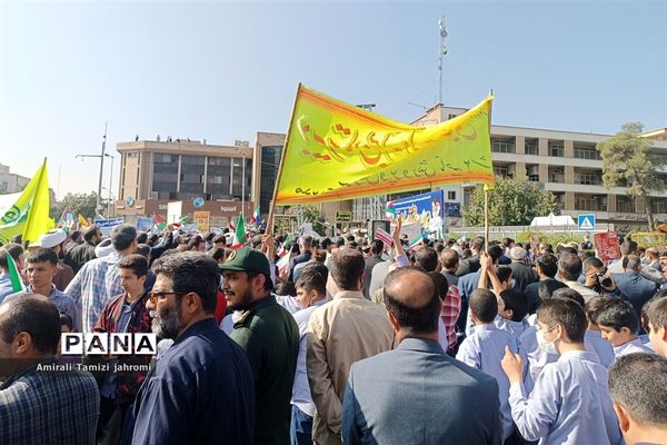 حضور پررنگ دانش‌آموزان پسر در تجمع ضد استکبارستیزی یوم الله 13 آبان