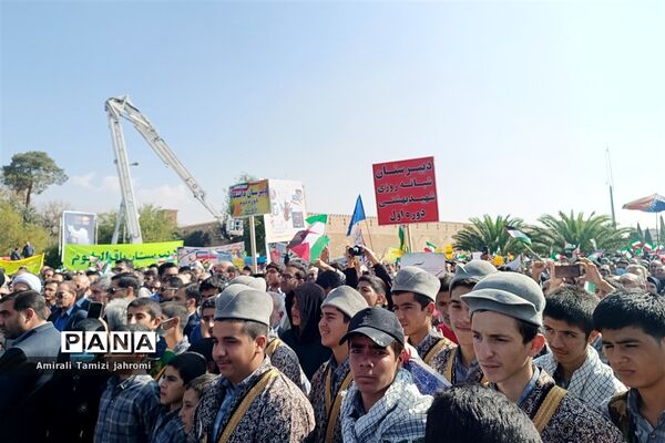 حضور پررنگ دانش‌آموزان پسر در تجمع ضد استکبارستیزی یوم الله 13 آبان
