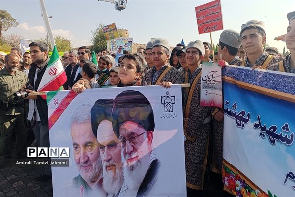 حضور پررنگ دانش‌آموزان پسر در تجمع ضد استکبارستیزی یوم الله 13 آبان