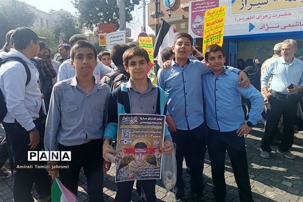 حضور پررنگ دانش‌آموزان پسر در تجمع ضد استکبارستیزی یوم الله 13 آبان