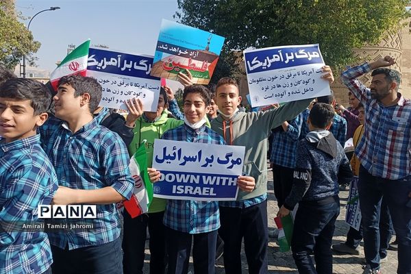 حضور پررنگ دانش‌آموزان پسر در تجمع ضد استکبارستیزی یوم الله 13 آبان