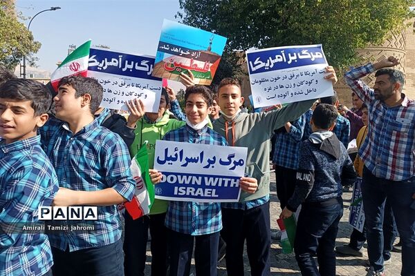 حضور پررنگ دانش‌آموزان پسر در تجمع ضد استکبارستیزی یوم الله 13 آبان