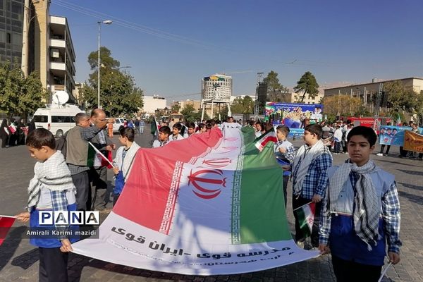 حضور پرشور دانش‌آموزان حماسه ساز شیرازی  در راهپیمایی یوم الله 13 آبان