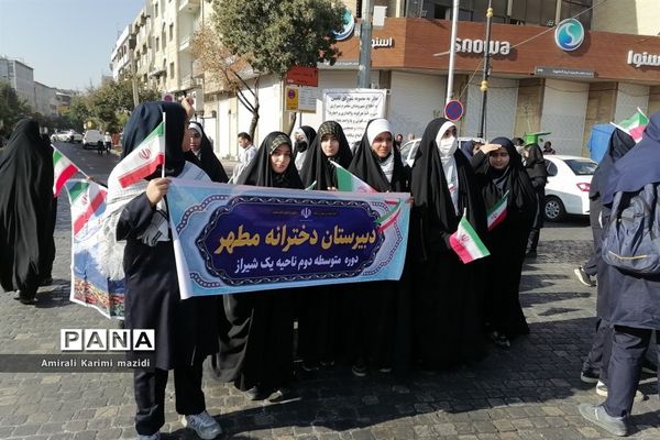 حضور پرشور دانش‌آموزان حماسه ساز شیرازی  در راهپیمایی یوم الله 13 آبان