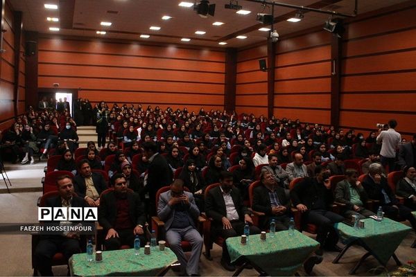 آیین تجلیل از رتبه‌های برتر کنکور ناحیه 2 بهارستان