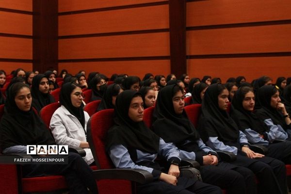 آیین تجلیل از رتبه‌های برتر کنکور ناحیه 2 بهارستان