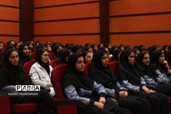آیین تجلیل از رتبه‌های برتر کنکور ناحیه 2 بهارستان