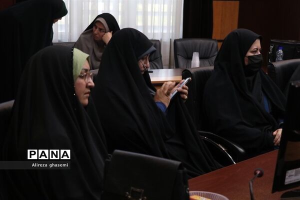 نشست جمعی از دانش‌آموزان با استاندار مرکزی