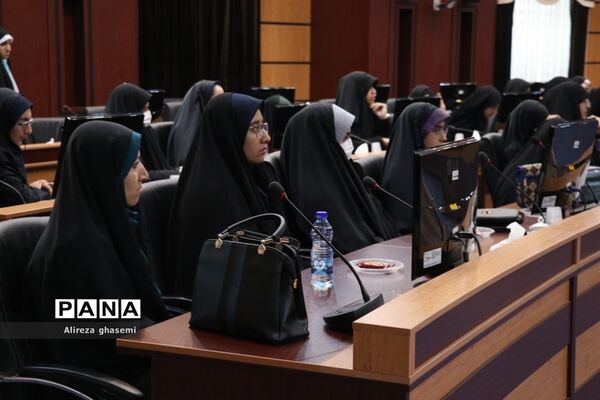 نشست جمعی از دانش‌آموزان با استاندار مرکزی