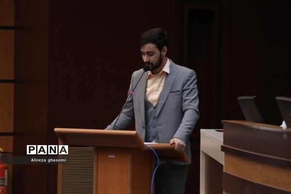 نشست جمعی از دانش‌آموزان با استاندار مرکزی