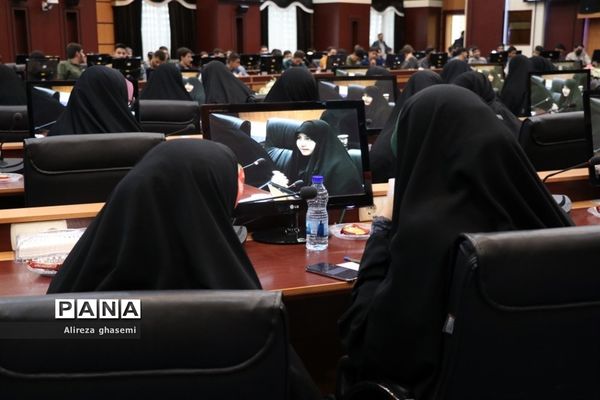 نشست جمعی از دانش‌آموزان با استاندار مرکزی