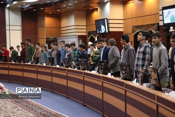 نشست جمعی از دانش‌آموزان با استاندار مرکزی