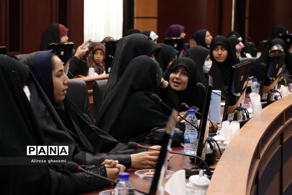 نشست جمعی از دانش‌آموزان با استاندار مرکزی